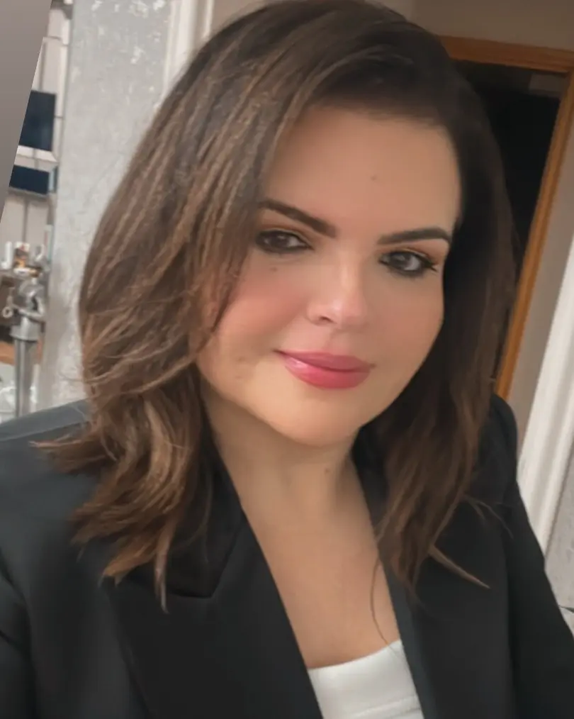 Noêmia Simões, de blazer preto, sorrindo