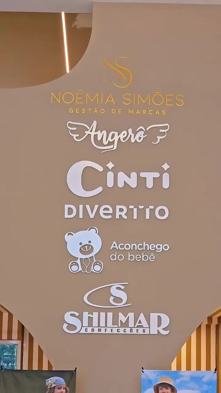 Parede do showroom com os nomes das marcas representadas