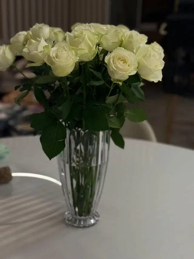Arranjo de rosas brancas no showroom